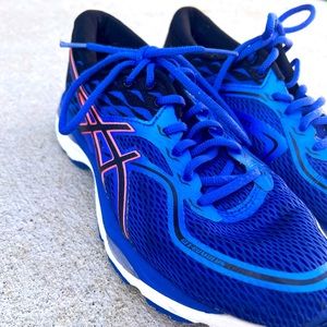 Womens asics tennis shoes, barely worn!